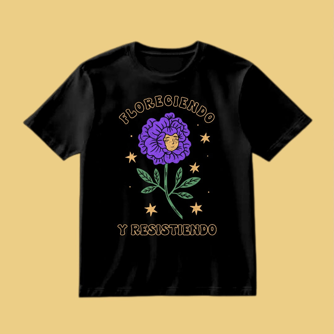 Playera "Floreciendo y resistiendo"