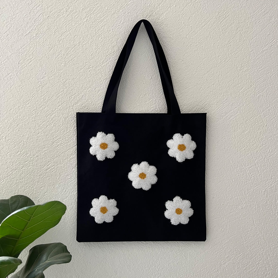 Kit de Punch Needle/ Tote bag negra margaritas - Chica Yeyé Mx